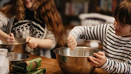 Cukroví, které zvládnou i děti: Jednoduchý návod, jak do vánočního pečení zapojit i nejmenší