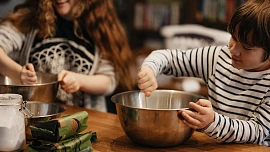 Cukroví, které zvládnou i děti: Jednoduchý návod, jak do vánočního pečení zapojit i nejmenší