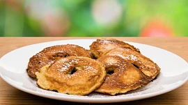 Smažené jablečné kroužky v těstíčku: Snazší variace na jablka v županu voní skořicí a jednoduše se připravuje