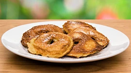 Smažené jablečné kroužky v těstíčku: Snazší variace na jablka v županu voní skořicí a jednoduše se připravuje