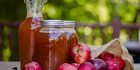 Sezona letních jablek je tady. Tohle je 5 nejlepších způsobů, jak je zpracovat. Připravte z nich pikantní čatní nebo jablečný ocet