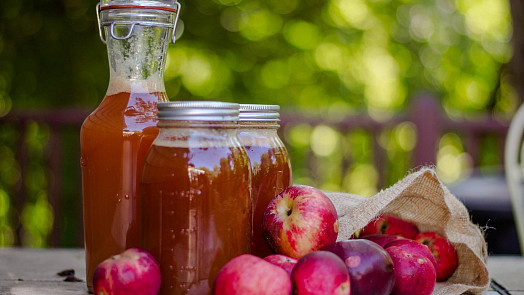 Sezona letních jablek je tady. Tohle je 5 nejlepších způsobů, jak je zpracovat. Připravte z nich pikantní čatní nebo jablečný ocet