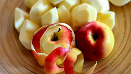 Jak využít slupky z jablek: Připravíme z nich jablečný čaj, křupavé chipsy, jemné smoothie i fantastický kořeněný drink
