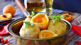 Ovocné knedlíky pokaždé jinak: Vyhrají u vás tvarohové, kynuté, bramborové, odpalované, nebo jogurtové?