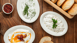 Libanonský sýr labneh: Lahodný krémový sýr podobný lučině jednoduše připravíte i doma pouze z jedné ingredience