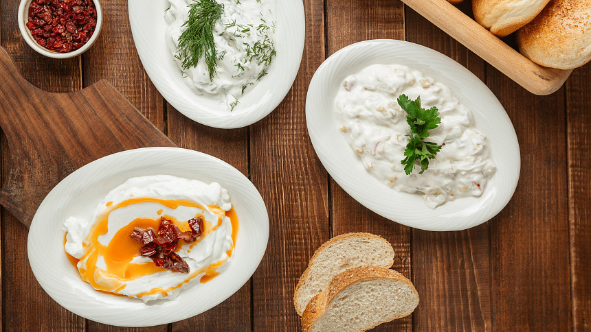 Libanonský sýr labneh: Lahodný krémový sýr podobný lučině jednoduše připravíte i doma pouze z jedné ingredience