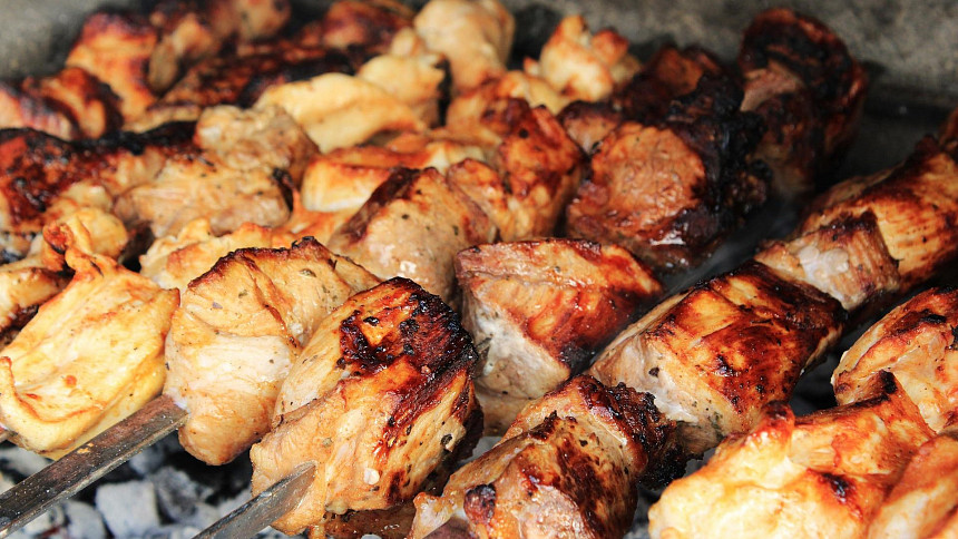 Užijte si v létě barbecue. V čem spočívá tento způsob úpravy masa a jak se liší od grilování?