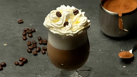 Tři vrstvy alžírské kávy: Jak správně připravit tento trochu ostřejší nápoj s vaječným likérem a kopou šlehačky?