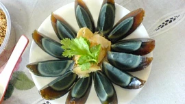 Jedlík testuje nejbizarnější kuchyně: Proč Číňani milují zkažená "stoletá" vejce?