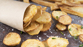 Domácí hokejové chipsy: Krásně křupou a stihnete je připravit ještě před prvním vhazováním