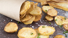 Domácí hokejové chipsy: Krásně křupou a stihnete je připravit ještě před prvním vhazováním