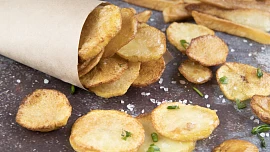 Domácí hokejové chipsy: Krásně křupou a stihnete je připravit ještě před prvním vhazováním