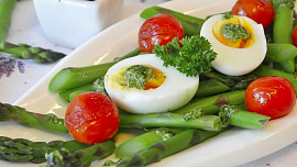 Velikonoce ve Francii: Na stole nesmí chybět chřest s vajíčky a majonézovou omáčkou. Jak na to?