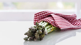 Chřest je nejlepší spotřebovat do týdne, říká odborník, a radí zabalit jej do vlhké utěrky