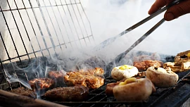 Grilování levou zadní: Nažhavte uhlíky a chyťte sezónu šťavnatých steaků za pačesy!