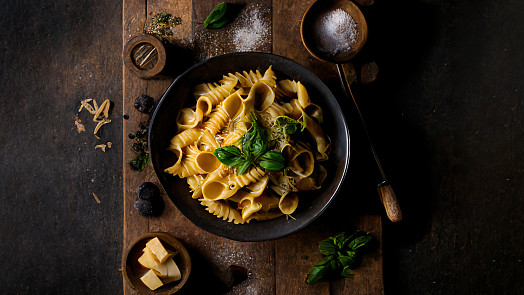 Hitem internetu jsou netradičně připravené těstoviny s chutí cibulačky: One Pot French Onion Pasta jsou úžasně jemné a voňavé