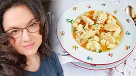 Holka u plotny radí: Kuřecí vývar s jemnými máslovými nočky zahřeje a připomene chvíle u babičky