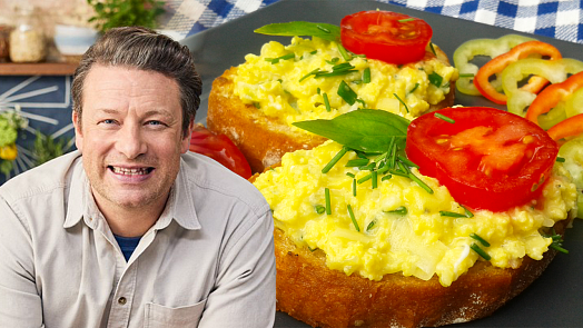 Jak na hedvábná míchaná vejce podle Jamieho Olivera? Slavný šéfkuchař doporučuje začít lžičkou másla a včas sundat pánev ze sporáku