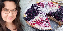 Holka u plotny radí: Jak na letní kynutý koláč s tvarohem a borůvkami? Tohle je recept i pro začátečníky