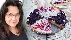Holka u plotny radí: Jak na letní kynutý koláč s tvarohem a borůvkami? Tohle je recept i pro začátečníky