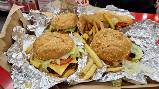 Ochutnali jsme burgery Five Guys v Praze! Za 1 655 Kč dostanete tohle menu a dva shaky, na dietu zapomeňte