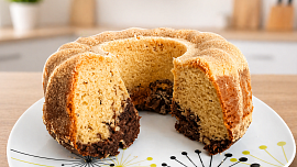 Nejlepší bábovka na víkend: Jablka dodají vláčnost, šlehačka zase jemnost. Med a ořechy obstarají super chuť