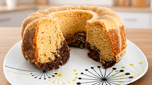 Nejlepší bábovka na víkend: Jablka dodají vláčnost, šlehačka zase jemnost. Med a ořechy obstarají super chuť