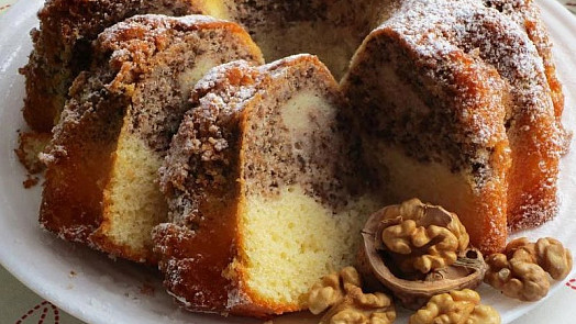 Už jste ochutnali skvělou bábovku z pomazánkového másla? Voní ořechy, je vláčná, jemná a velmi snadná na přípravu