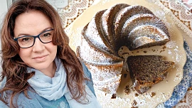 Holka u plotny radí: Hrníčková maková bábovka s povidly voní kořením a je neskutečně vláčná