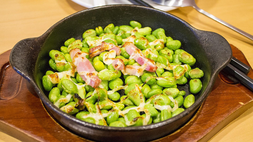 Zelené sójové boby edamame patří nejen do havajského poke. Kam ještě je můžete použít?
