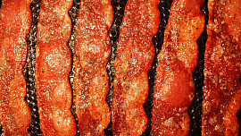 Džem ze slaniny se výborně hodí na grilované maso. Základem je cibule a opečené plátky slaniny