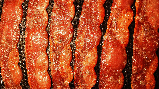 Džem ze slaniny se výborně hodí na grilované maso. Základem je cibule a opečené plátky slaniny
