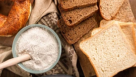 Jak nahradit dětem lepek v běžných potravinách? Místo strouhanky lze použít kukuřičné lupínky, omáčky zahustí zelenina