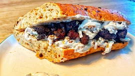 Zahráli jsme si na Punčocháře s Forejtem a vytvořili streetfood z české klasiky: Bagetu plněnou výpečky a cibulovým dipem