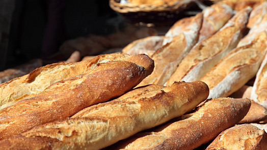 8 kroků k dokonale křupavé francouzské bagetě: Důležitý je druh mouky i správně rozehřátá a napařená trouba