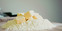 Jak nejlépe skladovat máslo koupené v akci? Trvanlivost prodlouží tmavý obal i nízká okolní teplota, pak bude máslo do cukroví skvělé