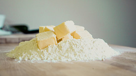 Jak nejlépe skladovat máslo koupené v akci? Trvanlivost prodlouží tmavý obal i nízká okolní teplota, pak bude máslo do cukroví skvělé