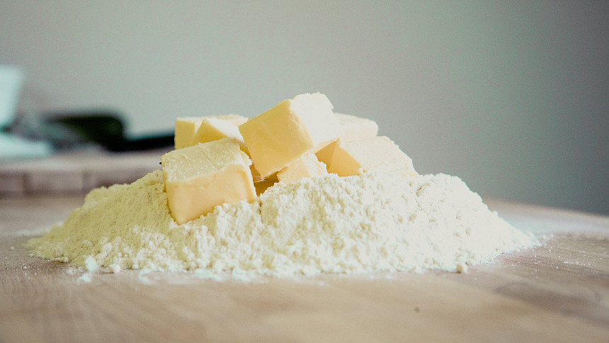 máslo a suroviny na pečení
