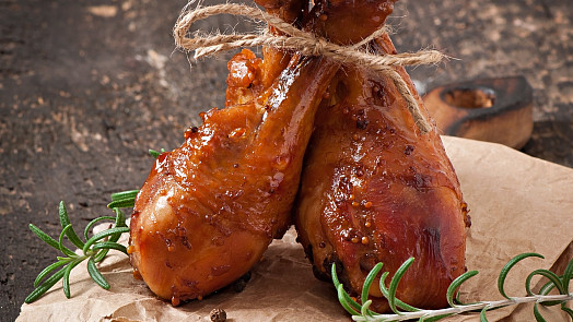 Pálení čarodějnic se blíží: Naložte kuřecí stehna do piva a hoďte je na gril, tahle kombinace funguje