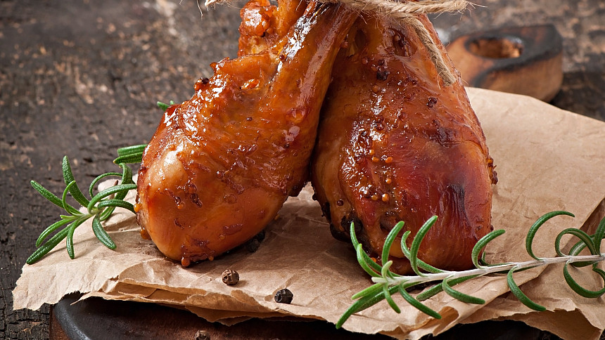 Pálení čarodějnic se blíží: Naložte kuřecí stehna do piva a hoďte je na gril, tahle kombinace funguje