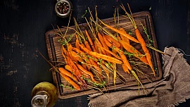 Glazované zelenině neodolá ani největší odpůrce zdravé stravy. K docílení lesklého povrchu stačí pouze trocha másla a vody