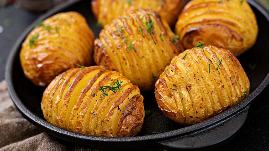 Opečené brambory se hodí jako skvělá příloha, ale můžeme je konzumovat i samotně, třeba s nějakou omáčkou.