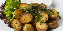 Nové brambory v podzimní kuchyni: Skvělé jsou z popela, opečené na grilu nebo jako základ pro vídeňský bramborový salát