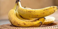 Banány nepatří do lednice ani k jablkům. Změna místa může jejich zrání zpomalit