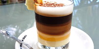 Kultovní káva barraquito chutná skoro jako dezert. Specialita z Tenerife láká pěti barevnými vrstvami
