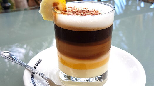 Kultovní káva barraquito chutná skoro jako dezert. Specialita z Tenerife láká pěti barevnými vrstvami