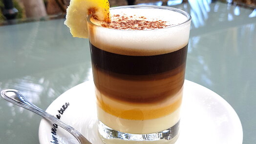 Kultovní káva barraquito chutná skoro jako dezert. Specialita z Tenerife láká pěti barevnými vrstvami