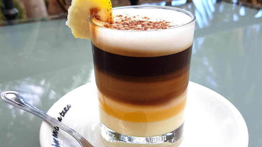 Barraquito - tradiční španělská káva z pěti vrstev