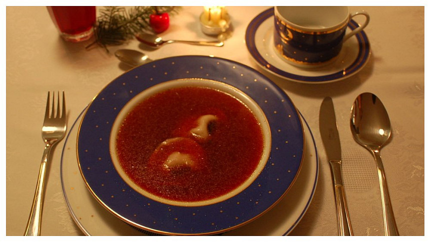 Jaké jsou Vánoce v Polsku? Na stole nesmí chybět pirohy a večeře začíná tímto slavnostním borščem s houbovými knedlíčky