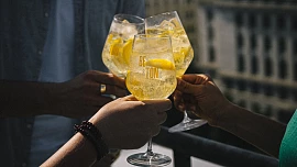 Tajemství Becherovky: Původně to měl být lék na žaludek, populární bylinný likér je dnes základem slavného koktejlu Beton